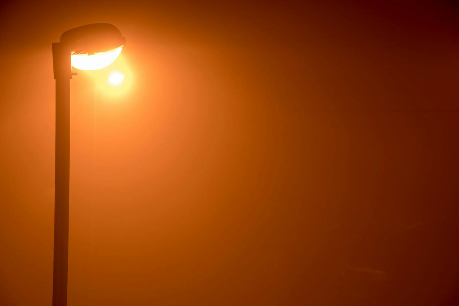 Gadelampe lyser gult lys